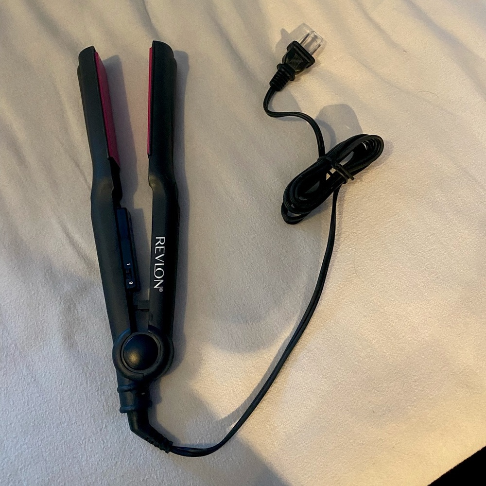 BRAND NEW REVLON HAIR STRAIGHTER